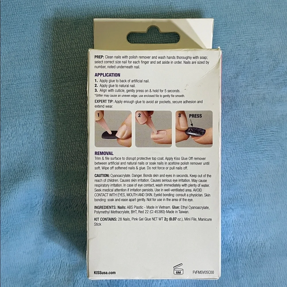 KISS Voguish Fantasy Press-On Glue Nails – French Designs, Medium – New in box